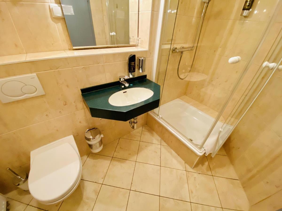 Doppelzimmer Buffet, Direkt Am Alten Strom Apartment Rostock